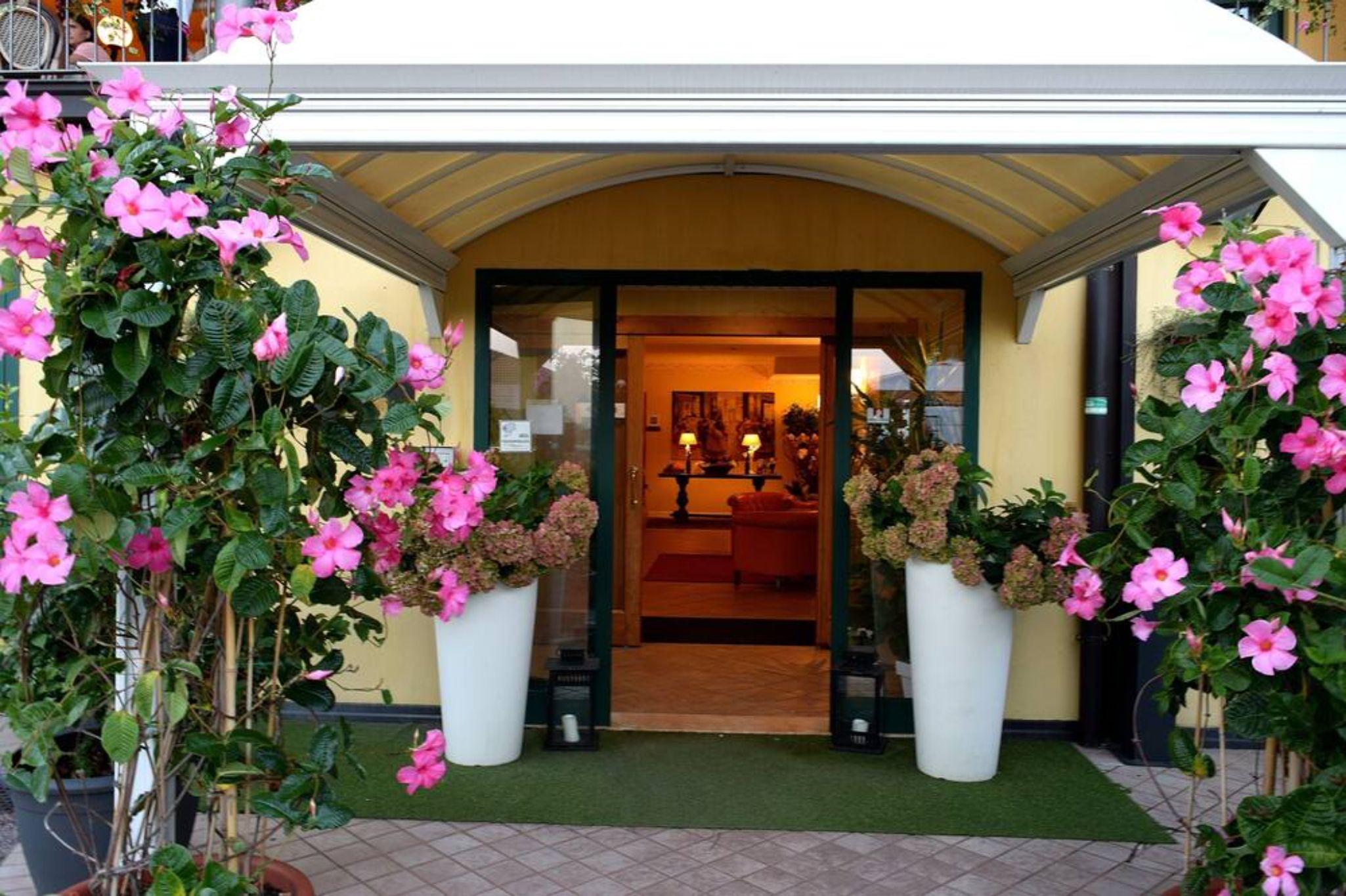 Ahg Riva Del Sole Hotel - Adults Only Moniga del Garda Dış mekan fotoğraf