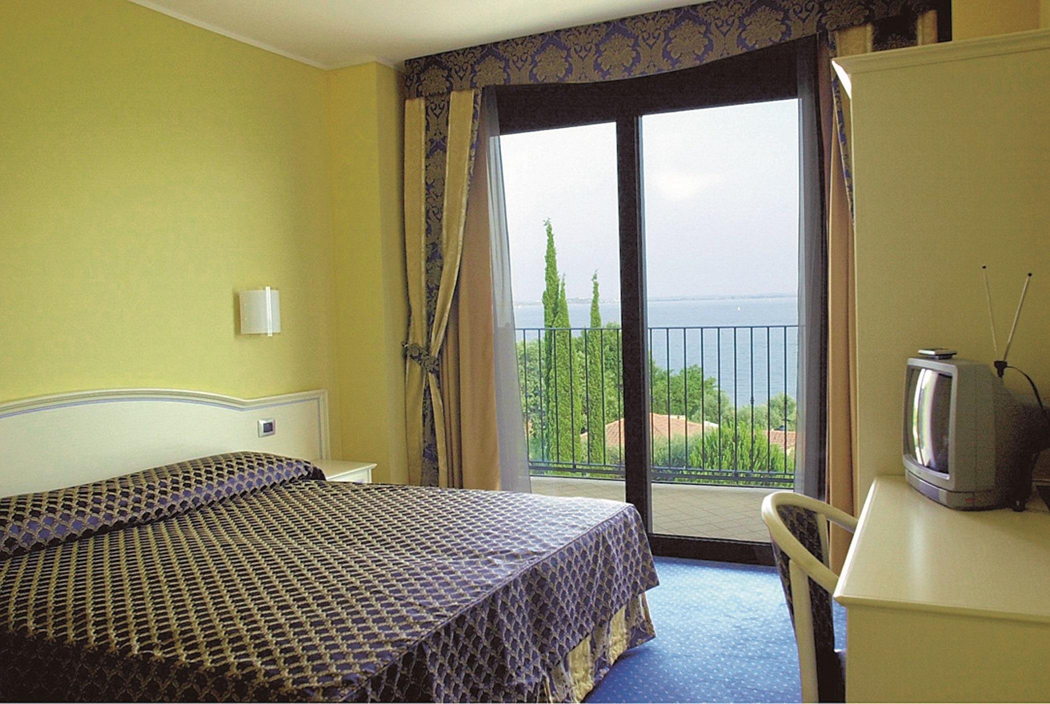 Ahg Riva Del Sole Hotel - Adults Only Moniga del Garda Oda fotoğraf